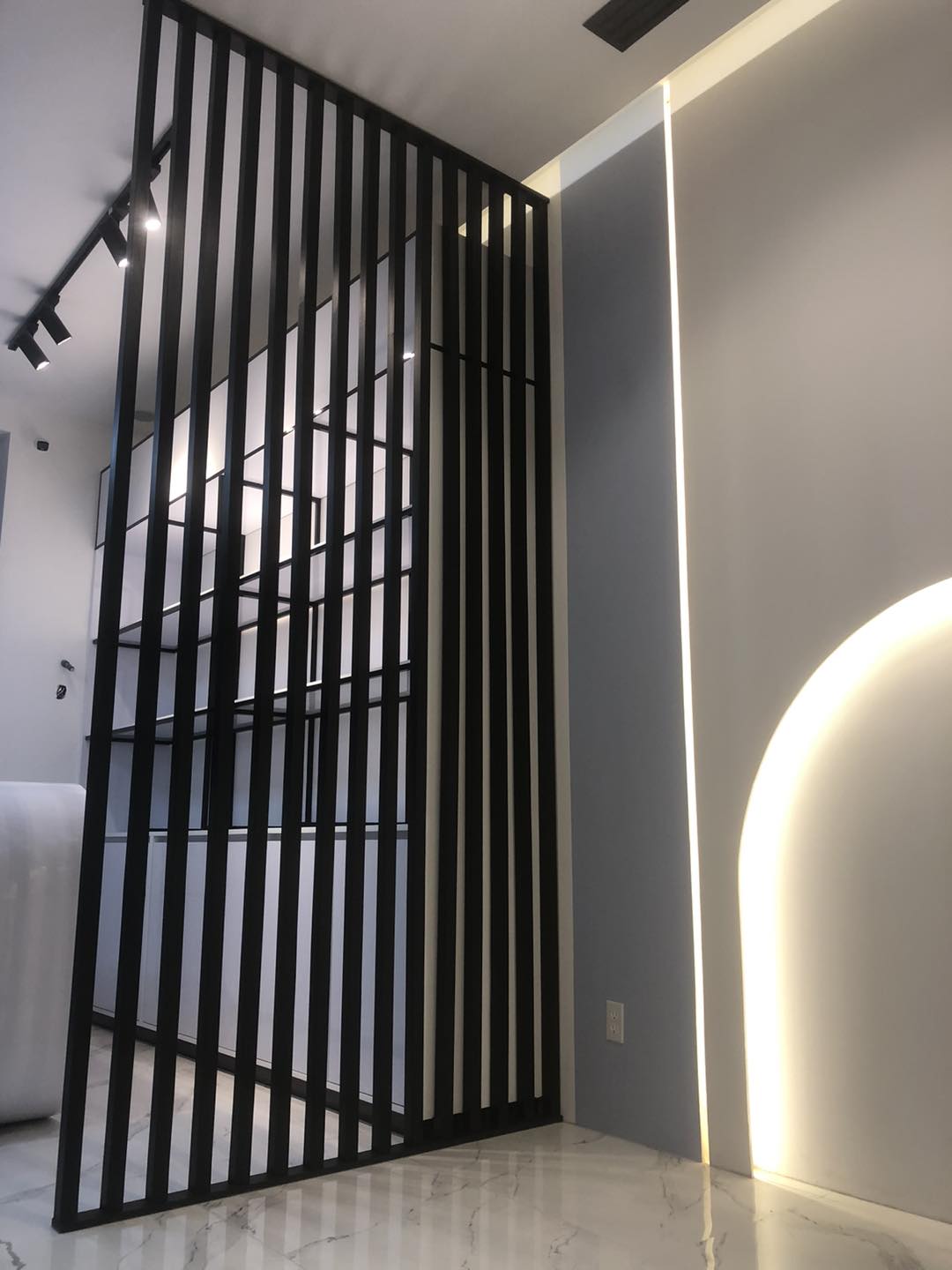 Divisor de madera con iluminación LED en arco