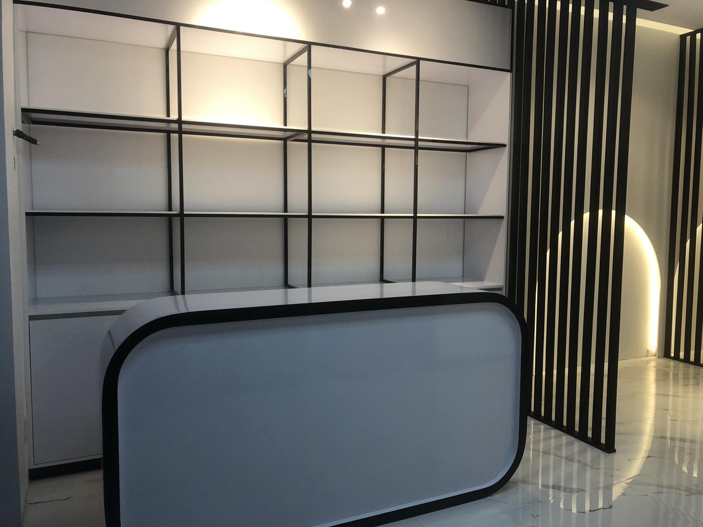Mostrador y estantería remodelados en local comercial