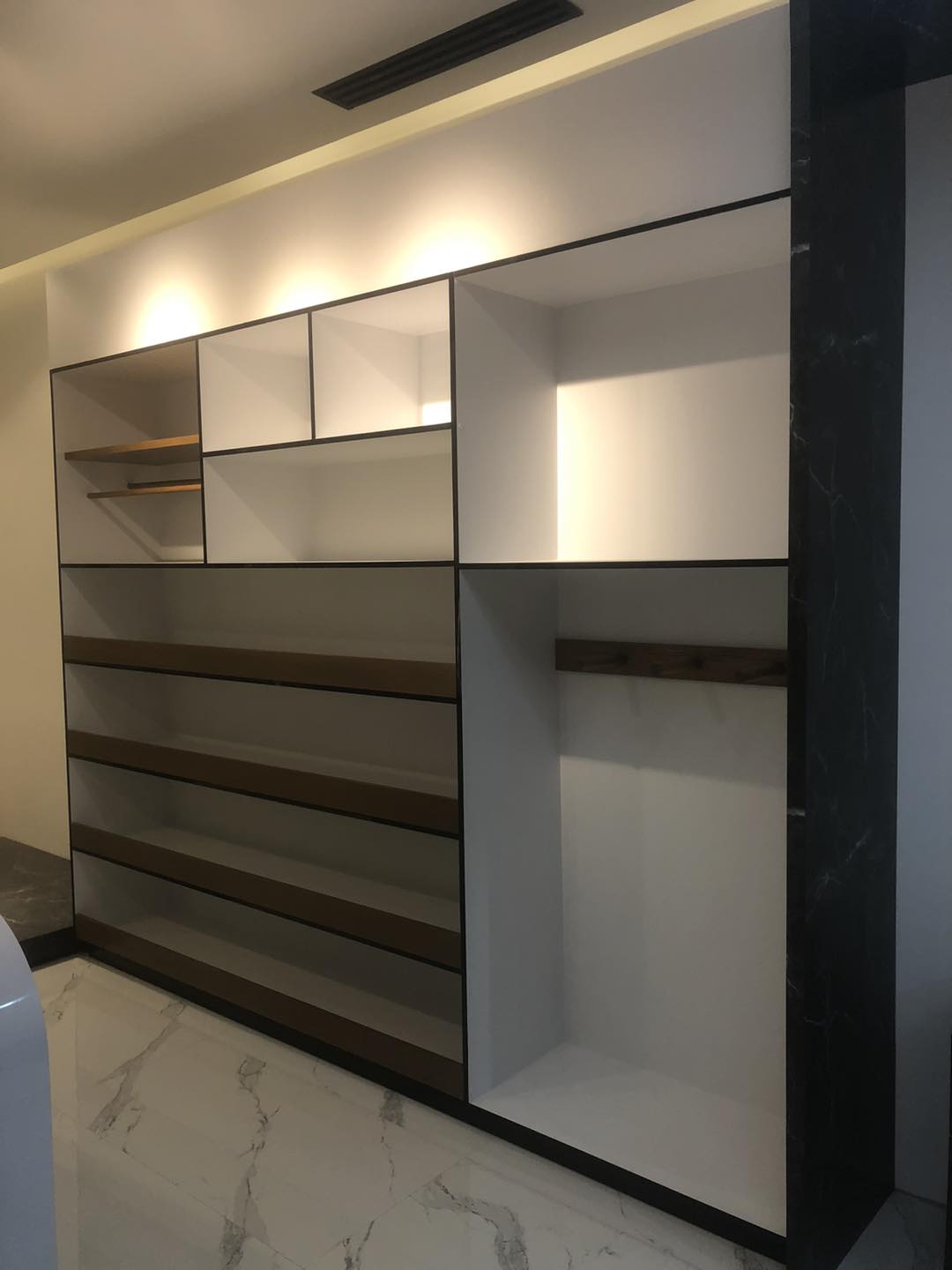 Mueble de exhibición con estantería iluminada