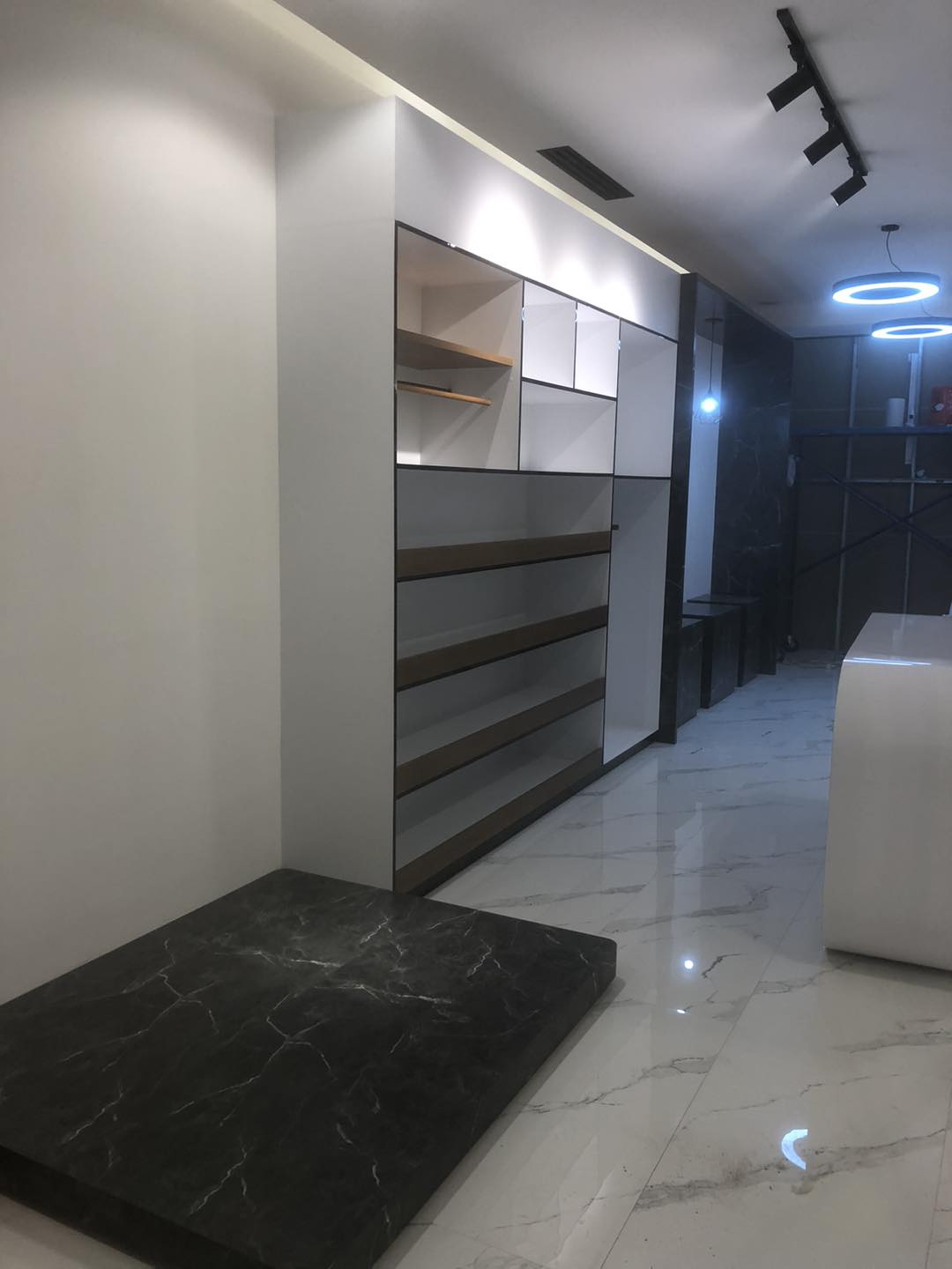 Vista completa de local comercial diseñado por Constructora Boss