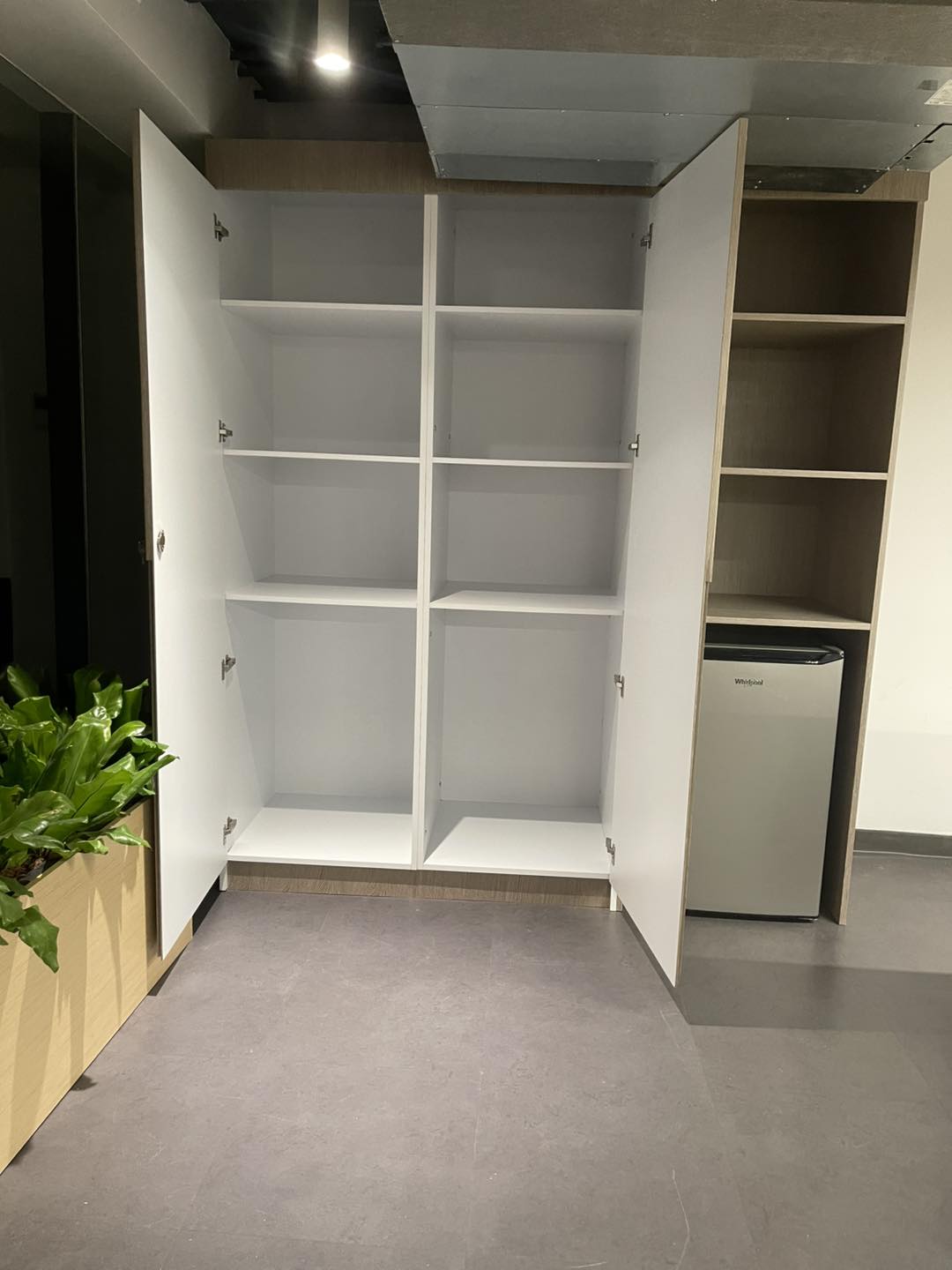 Closet de oficina personalizado diseñado tras consultoría con Constructora Boss