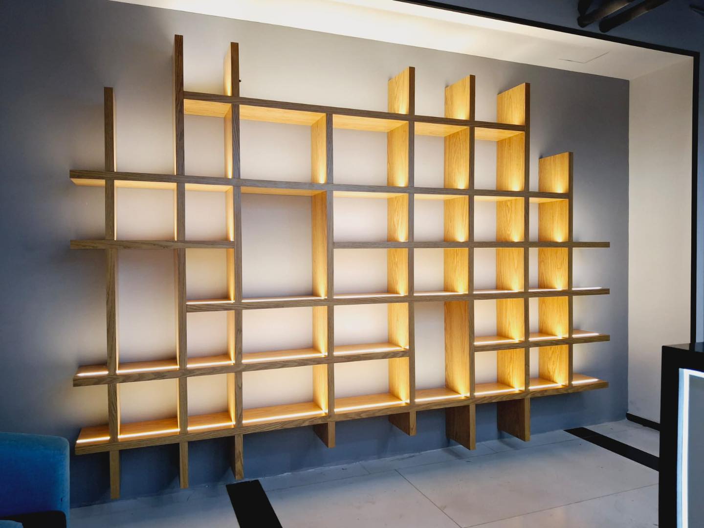Estantería decorativa con iluminación LED integrada