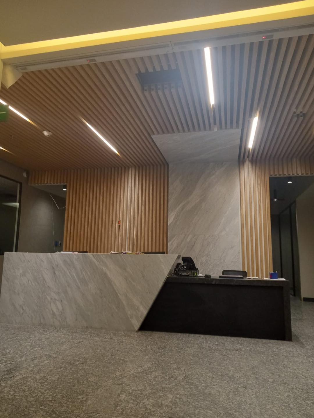Lobby corporativo con diseño de interiores de lujo por Constructora Boss