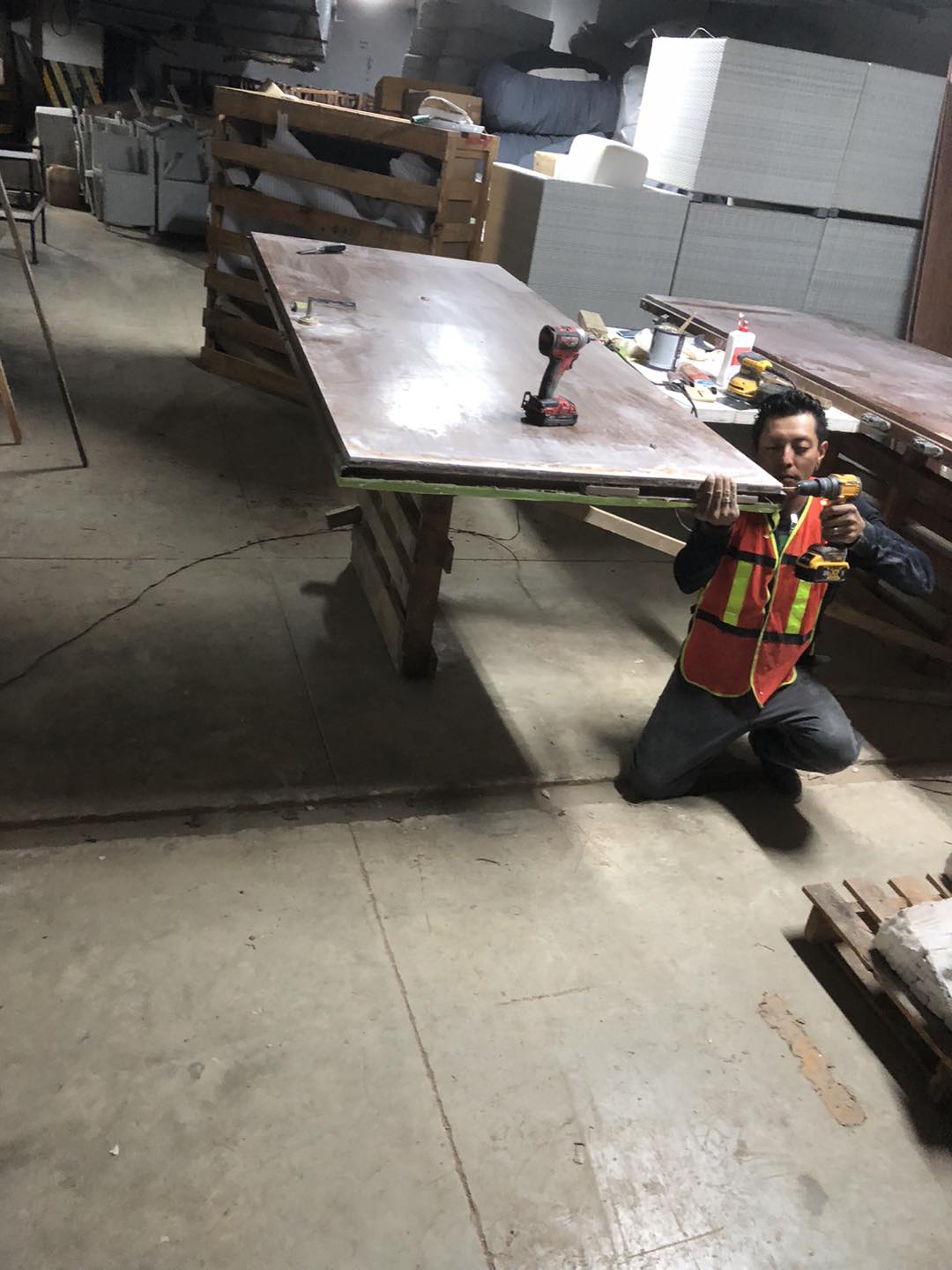 Trabajador en taller con herramientas eléctricas