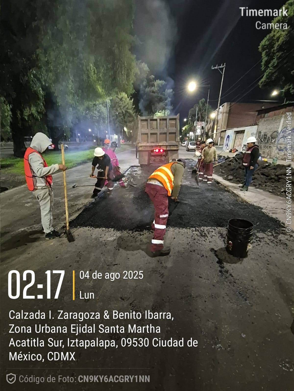 Equipo de pavimentación nocturna en Iztapalapa CDMX