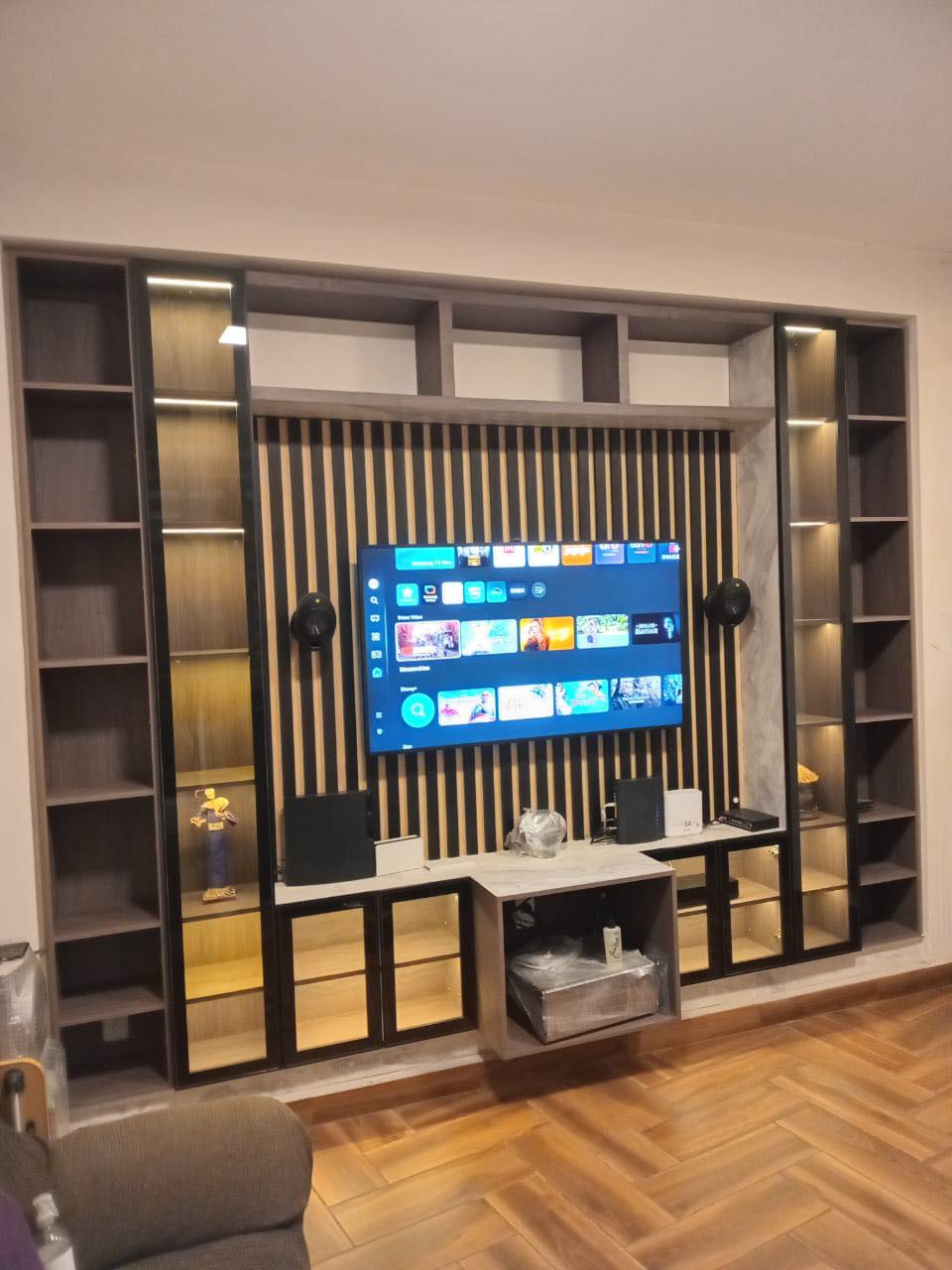 Centro de entretenimiento con TV y LED integrado