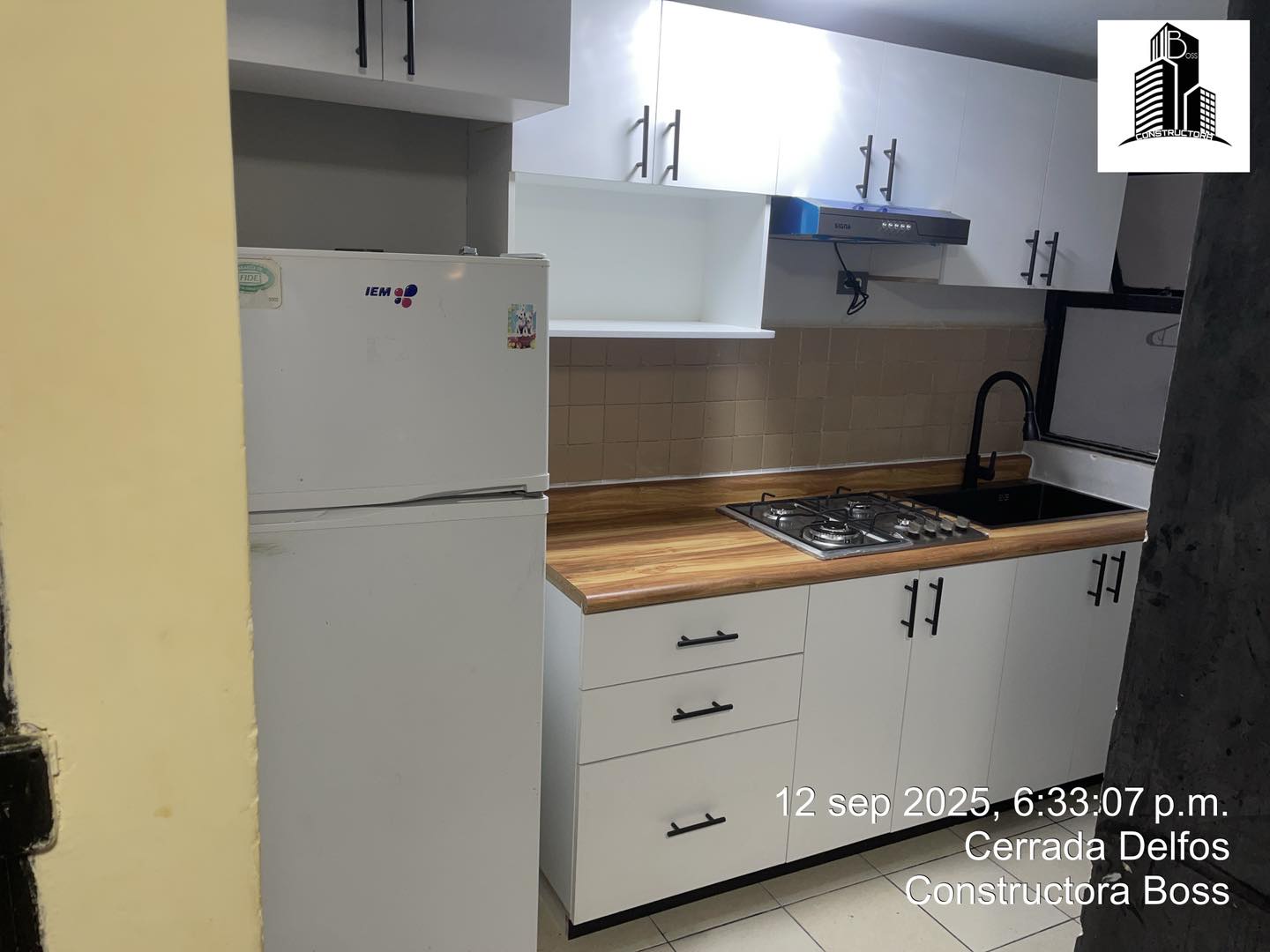 Cocina integral blanca estilo Delfos