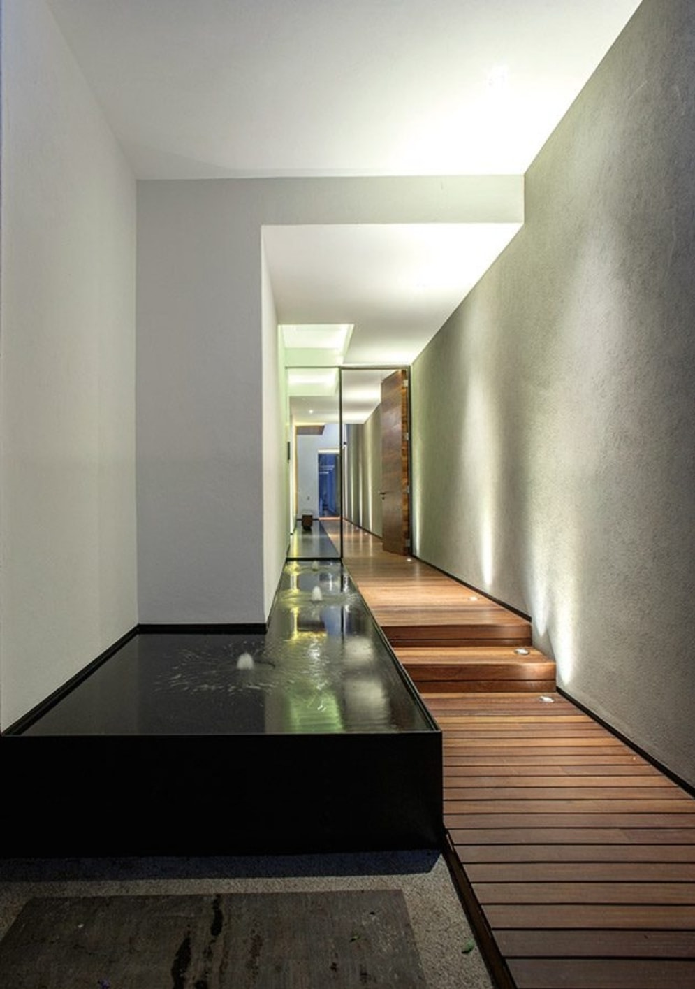 Pasillo arquitectónico con espejo de agua
