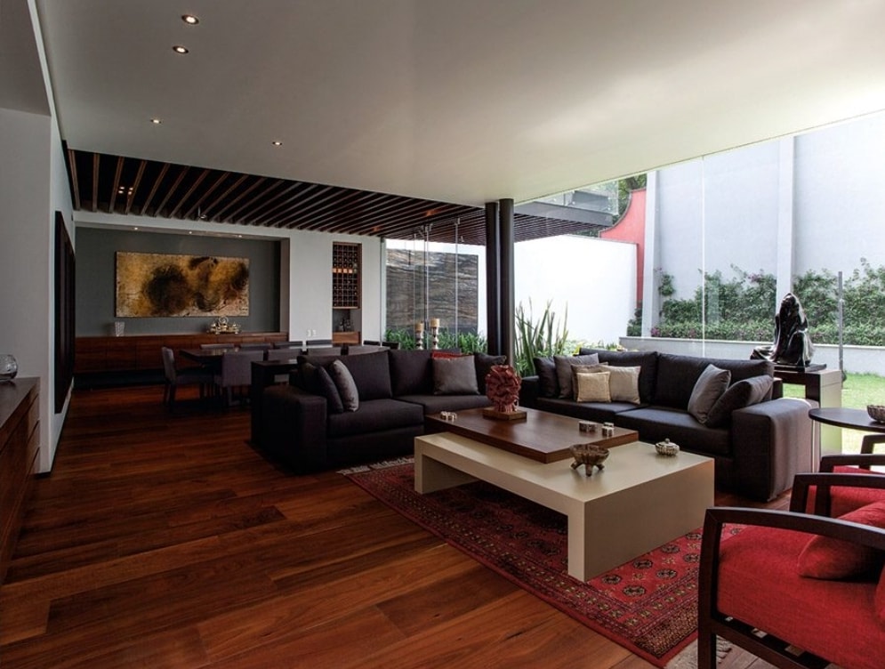 Sala de estar de lujo con pisos de madera