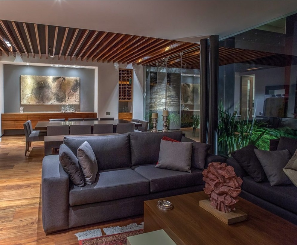 Sala de estar de lujo con techo de vigas de madera